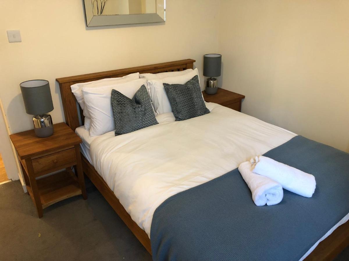 The Courtyard 2 Bedroom Apartments In Central Windsor With Parking Exterior foto