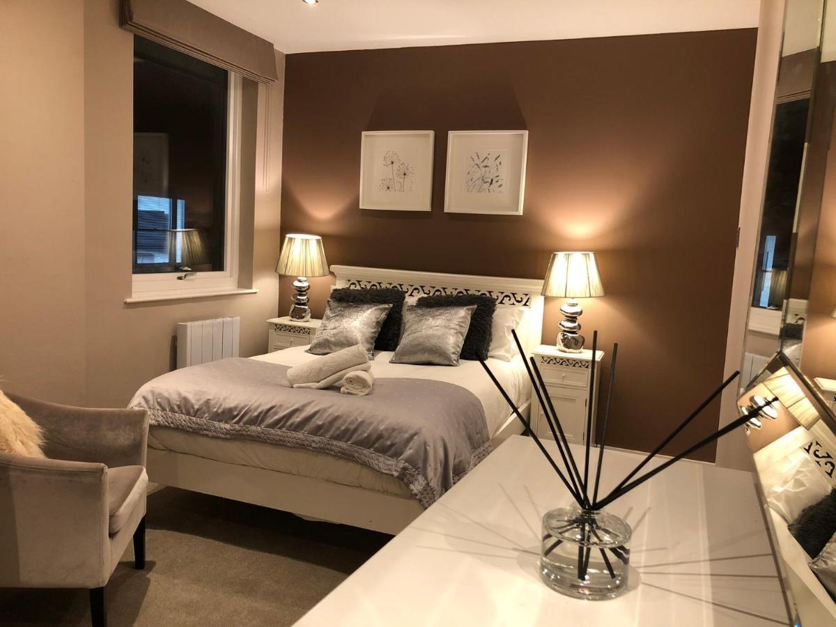 The Courtyard 2 Bedroom Apartments In Central Windsor With Parking Exterior foto