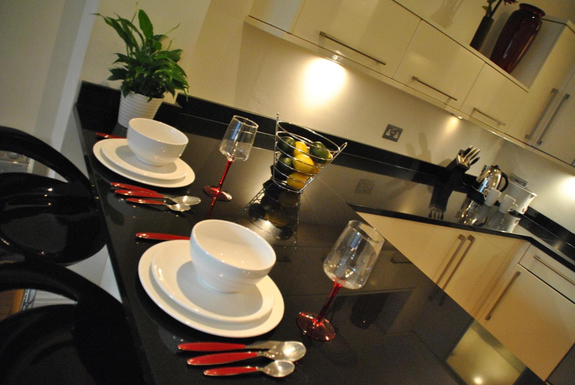 The Courtyard 2 Bedroom Apartments In Central Windsor With Parking Cameră foto