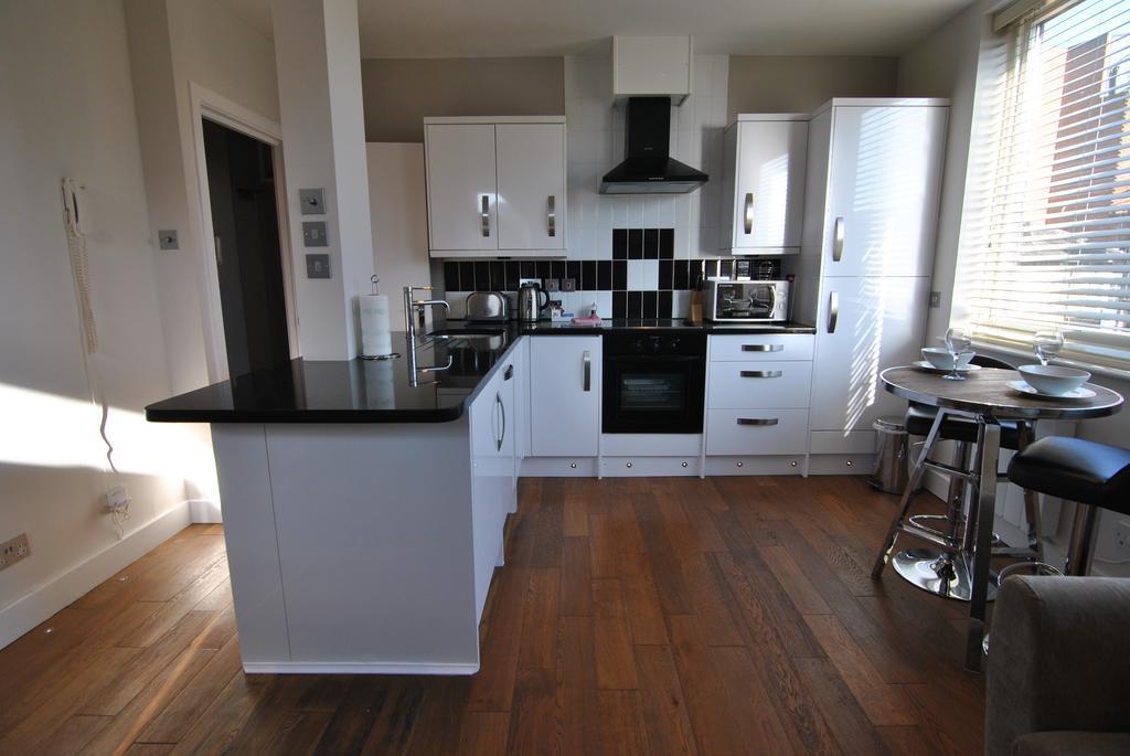 The Courtyard 2 Bedroom Apartments In Central Windsor With Parking Exterior foto